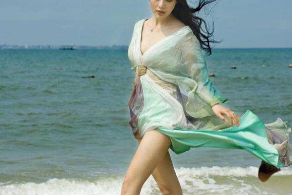 Li Ling's eye shot a terrible light, and he looked at the flounder stabbing his face with a broken stick and leaning back with his right foot.
