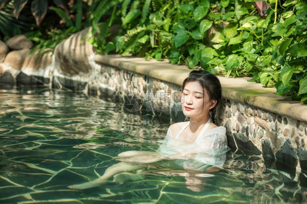 杭州，这座融合了古典与当代气味的江南古城，不但是茶文化的发源地，更是一个按摩保健的天国。在这里，茶香四溢的同时，也不乏各式各样的按摩器，为繁忙的都市人带来一丝舒服与舒服。本日，就让我们一起走进杭州，探寻那些隐蔽在茶香之余的好物。